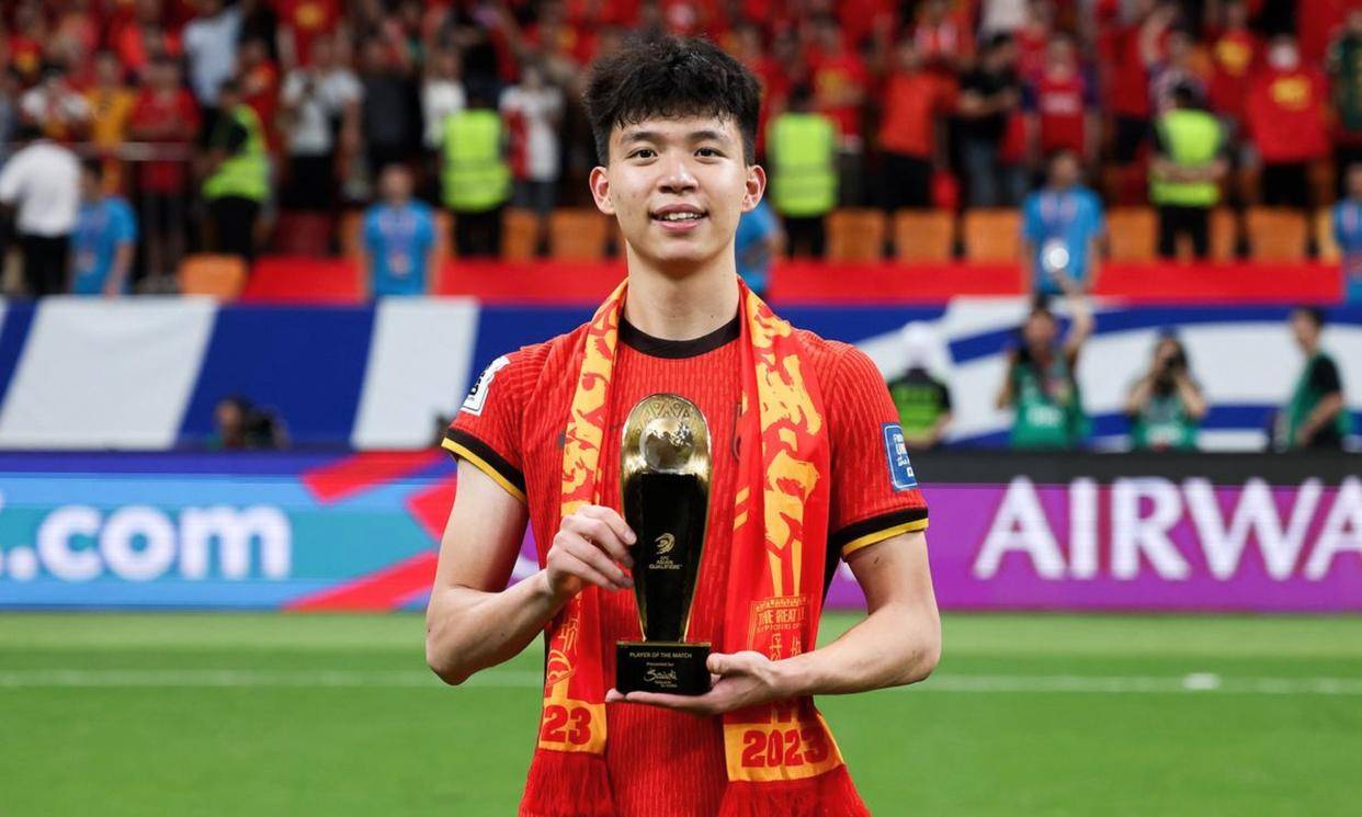 米特里策神操作撞墙配合送乌龙助攻,王钰栋破门引热议